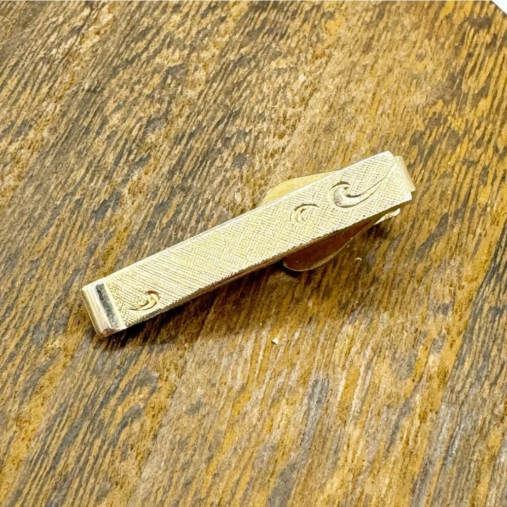 Vintage MCM etched textured gold tone tie clip tie bar